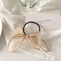 Détail d'un chouchou en organza champagne avec nœud élégant et finitions de couture - Khaki