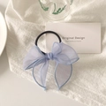 Détail d'un chouchou noeud en organza lilas avec coutures délicates et bande élastique - Bleu