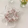 Chouchou style français à motif floral rouge sur tissu blanc plissé élégant - Rose Fumé Floral