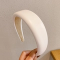 Detalle de diadema de cuero PU blanco con relleno grueso y forro interior antideslizante - Blanco