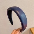 Detalle de diadema ancha acolchada con degradado azul-púrpura y cuero PU granulado - Azul Real