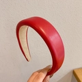 Detalle de diadema gruesa de cuero sintético rojo con textura y forro antideslizante - Rojo