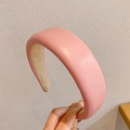 Vue détaillée du serre-tête large en cuir PU rose avec doublure intérieure beige douce - Rose (Style Cuir)
