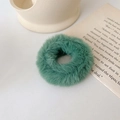 Vue détaillée d'un chouchou en fausse fourrure verte sur un fond esthétique - Vert Fruit