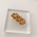Pince à cheveux minimaliste en résine caramel sur base en métal doré pour un style chic - Pince à Cheveux Chaîne Café au Lait