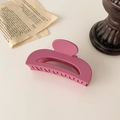 Primer plano de una pinza para el cabello grande mate rojo rosa con dientes cruzados lisos - Rosa Púrpura