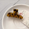 Dettaglio del fermaglio per capelli in acetato leopardato su un piatto bianco - Tartarugato caffè