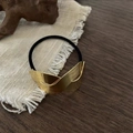Elastico per capelli con decorazione in metallo dorato spazzolato e cordino nero elastico - Torsione Cava Dorata