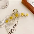 Dettaglio della grande pinza per capelli in metallo con perle circolari crema e gialle - Giallo Brillante-11cm