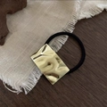 Elastico per capelli nero con inserto rettangolare in metallo dorato effetto plissettato - Oro Rettangolo Texturizzato