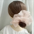 Detail eines eleganten hellrosa Organza Scrunchie auf einer niedrigen Dutt Frisur - Perlmutt Oversize Rosa