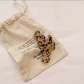 Vista detallada de la pinza para el pelo de acetato con estampado de leopardo en tela - Leopardo de Moda