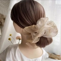 Detalle de coletero elegante de organza oro champán con textura perlada para coleta de mujer - Champaña Nacarado Extra Grande