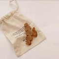 Detalle de pinza para el pelo de acetato marrón con diseño de burbujas sobre lienzo - Toffee