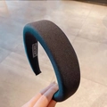 Detalle de una diadema negra gruesa de esponja con etiqueta hecha a mano para el cabello - Negro