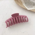 Gros plan d'une grande pince à cheveux rose mat sur fond esthétique blanc - Pince Quille Rose Poudré Mat