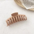 Détail d'une grande pince à cheveux mate kaki avec dents solides pour coiffure épaisse - Pince Quille Café Clair Mat
