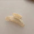 Detalle de pinza para el pelo de acetato crema con elegante textura de mármol y diseño - Sirena Iridiscente