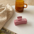 Detail shot of dusty pink matte hair claw clip on a cozy white knitted sweater backdrop - 8cm / Pink