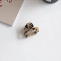 Macro shot of heart-shaped tortoiseshell acetate hair claw with smooth polished teeth - Heart Shape (Tortoiseshell)