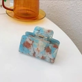 Detalle de una pinza para el cabello de acetato con textura de mármol azul y blanco - Azul Cielo