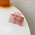 Primer plano de pinza para el pelo de acetato con patrón de mármol rosa y muelle - Rosa