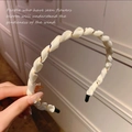 Detail van de witte mesh haarrand met lichte chiffon textuur en gevlochten ontwerp - Beige