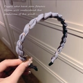 Detail van de handgeweven paarse gaasstof textuur op een elegante dames haarband - Grijs