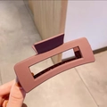 Detalle de una pinza para el cabello cuadrada rosa mate grande para peinados elegantes - Estilo Mate Grande / Marrón