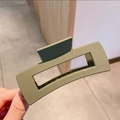 Primer plano de una pinza para el pelo cuadrada verde Morandi mate con acabado esmerilado - Estilo Mate Grande / Verde Oscuro