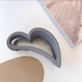 Dettaglio del grande fermaglio per capelli grigio opaco a forma di cuore antiscivolo - Grigio