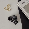 Pinza para el pelo negra brillante y anillos de metal dorado en fondo minimalista - Negro (7cm)