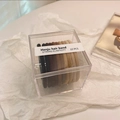 Nahaufnahme von 10 hochelastischen Haarbändern in Erdtönen in einer transparenten Box - Kaffee Spirale Stil