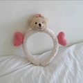 Dettaglio della fascia di peluche a orsetto con cuori rosa lavorati a maglia per il viso - Bianco
