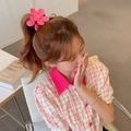 Pince à cheveux fleur rose mat fixant une queue de cheval pour un look d'été - Rose rouge