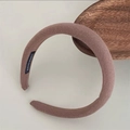 Primer plano de diadema de esponja rosa acolchada con etiqueta artesanal en el interior - Caqui