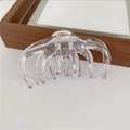 Detail einer transparenten Haarklammer aus Acryl mit starker Feder für dickes Haar - Klarweiß