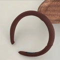 Detalle de diadema de esponja tejida en marrón oscuro con etiqueta hecha a mano - Café Oscuro