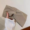 Gros plan du bandeau kaki torsadé en tissu polaire doux pour un style automnal - Khaki