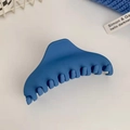 Vista macro di una grande pinza per capelli blu Klein opaca con molla metallica robusta - Clip a Artiglio Trapezoidale Blu Profondo
