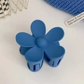 Dettaglio della molletta per capelli a fiore blu Klein con finitura opaca e cinque petali - Clip a Artiglio a Fiore Blu Profondo