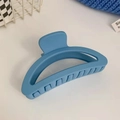 Détail de la pince à cheveux bleu Klein mate avec un design en croissant évidé chic - Pince Demi-cercle Bleu Clair