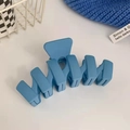 Dettaglio di una pinza per capelli blu Klein opaca con una texture satinata - Clip a Artiglio Ondulato Blu Chiaro