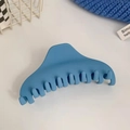 Dettaglio della pinza per capelli blu opaco con denti arrotondati e finitura fine - Clip a Artiglio Trapezoidale Blu Chiaro