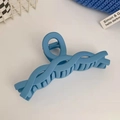 Dettaglio della molletta per capelli blu opaco con design a spirale e molla in metallo - Clip a Artiglio Intrecciato Blu Chiaro