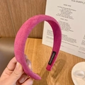 Primer plano de diadema de terciopelo magenta hecha a mano con textura de esponja suave - Rosa Roja