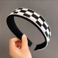 Detailansicht des schwarz-weißen Strickstirnbands mit Schachbrettmuster und rutschfestem Futter - Schwarz Weiß Schachbrett