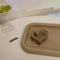 Primer plano detallado de pinza de pelo mate en forma de corazón beige en una bandeja - Corazón Mate (Café) / Marrón