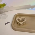 Primer plano de una pinza para el cabello mate en forma de corazón beige en bandeja - Corazón Mate (Caqui) / Caqui