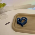 Primer plano de pinza de pelo corazón azul mate en bandeja para peinados elegantes y chic - Corazón Mate (Azul Oscuro) / Azul oscuro